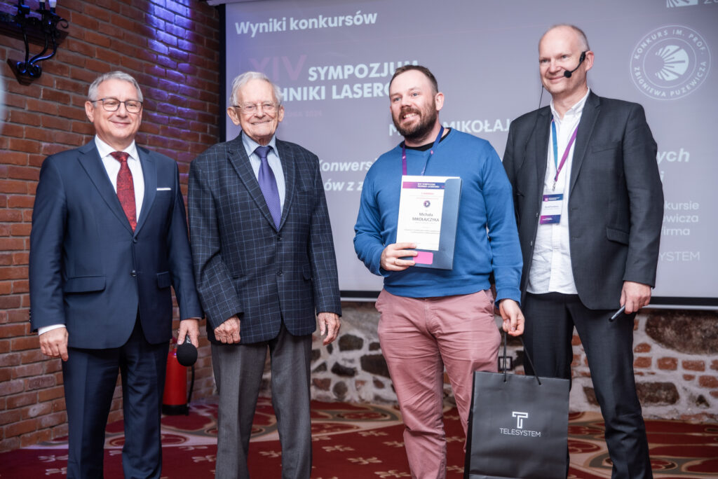 Michał Mikołajczyk receiving the prize at the STL conference